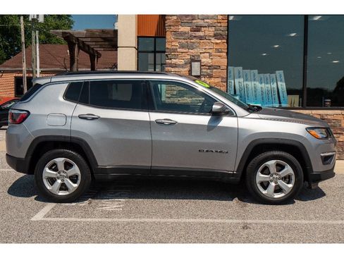 Used 2019 Jeep Compass Latitude w/ Cold Weather Group AWD/4WD image 2