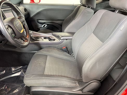 Used 2019 Dodge Challenger SXT image 5