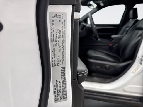 Used 2024 Jeep Grand Cherokee Limited w/ Black Appearance Package AWD/4WD image 12