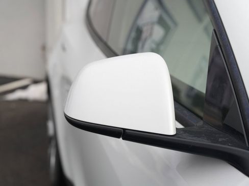 Used 2022 Tesla Model Y Long Range image 9