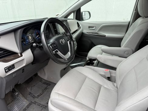 Used 2018 Toyota Sienna XLE Premium w/ Carpet Mat Package image 7