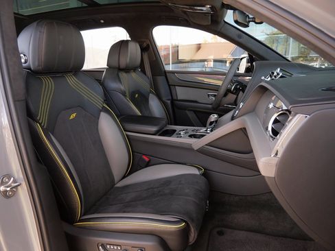 Used 2022 Bentley Bentayga image 24