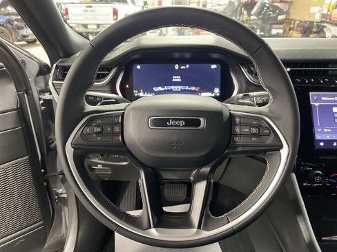 Used 2024 Jeep Grand Cherokee Laredo image 17