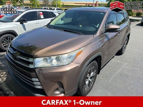 Used 2017 Toyota Highlander Plus FWD image 1