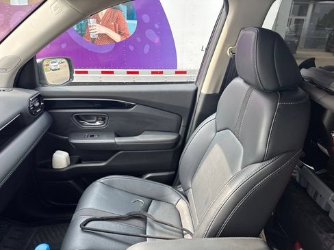Used 2025 Honda Pilot Touring image 11