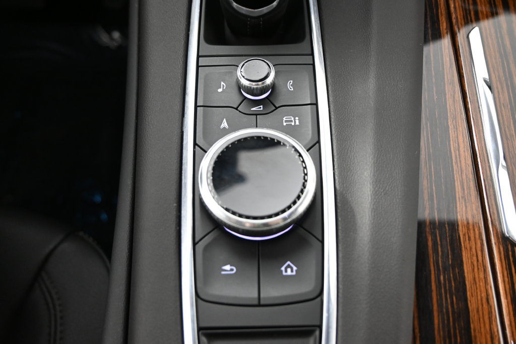 Used 2024 Cadillac Escalade ESV Luxury w/ LPO, Floor Liner Package AWD/4WD image 36