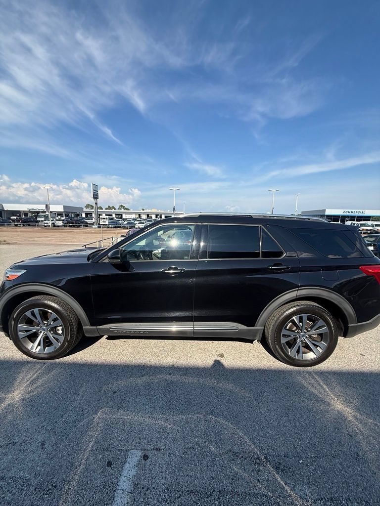 Used 2020 Ford Explorer Platinum w/ Premium Technology Package AWD/4WD image 4