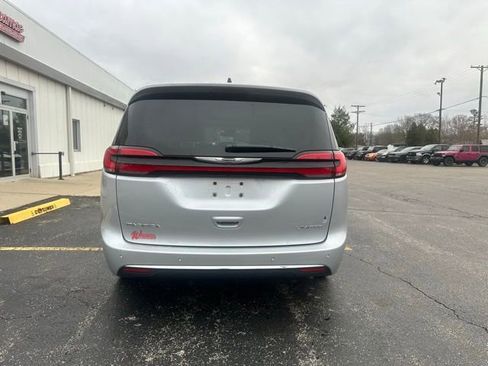 Used 2024 Chrysler Pacifica Limited FWD image 9