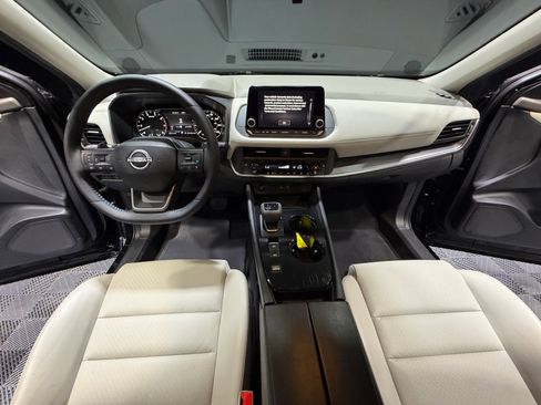 Used 2025 Nissan Rogue SV w/ SV Premium Package image 20