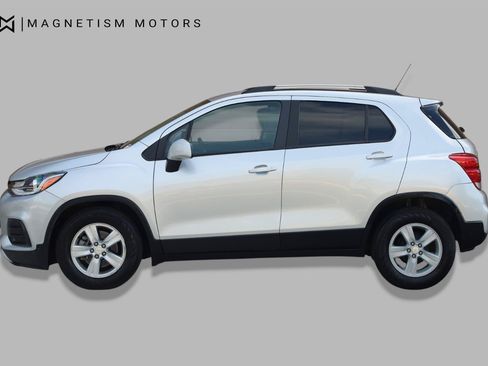 Used 2021 Chevrolet Trax LT w/ LT Convenience Package FWD image 3