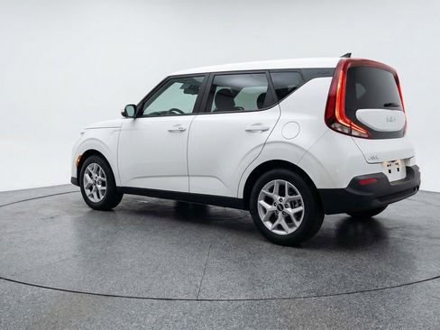Used 2025 Kia Soul LX w/ LX Technology Package FWD image 6