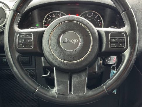 Used 2017 Jeep Wrangler Unlimited Rubicon w/ Connectivity Group AWD/4WD image 19