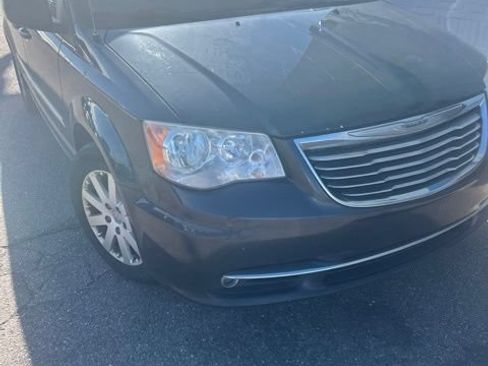 Used 2014 Chrysler Town & Country Touring FWD image 13