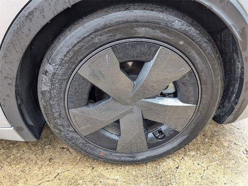 Used 2025 Toyota Prius LE image 28