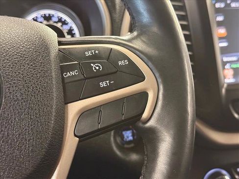 Used 2015 Jeep Cherokee Latitude w/ Comfort/Convenience Group AWD/4WD image 13