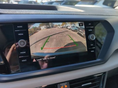 Used 2023 Volkswagen Taos SE w/ Panoramic Sunroof Package image 17