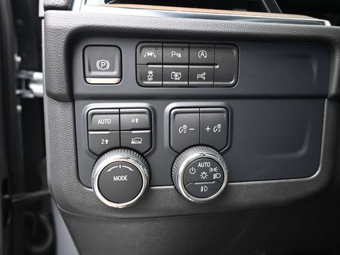 Used 2025 Chevrolet Tahoe High Country AWD/4WD image 16