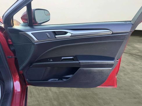 Used 2017 Ford Fusion SE w/ Equipment Group 201A image 24