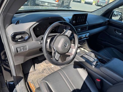 Used 2025 Honda Pilot TrailSport image 11