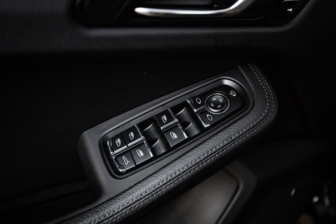 Certified 2024 Porsche Macan AWD/4WD image 21