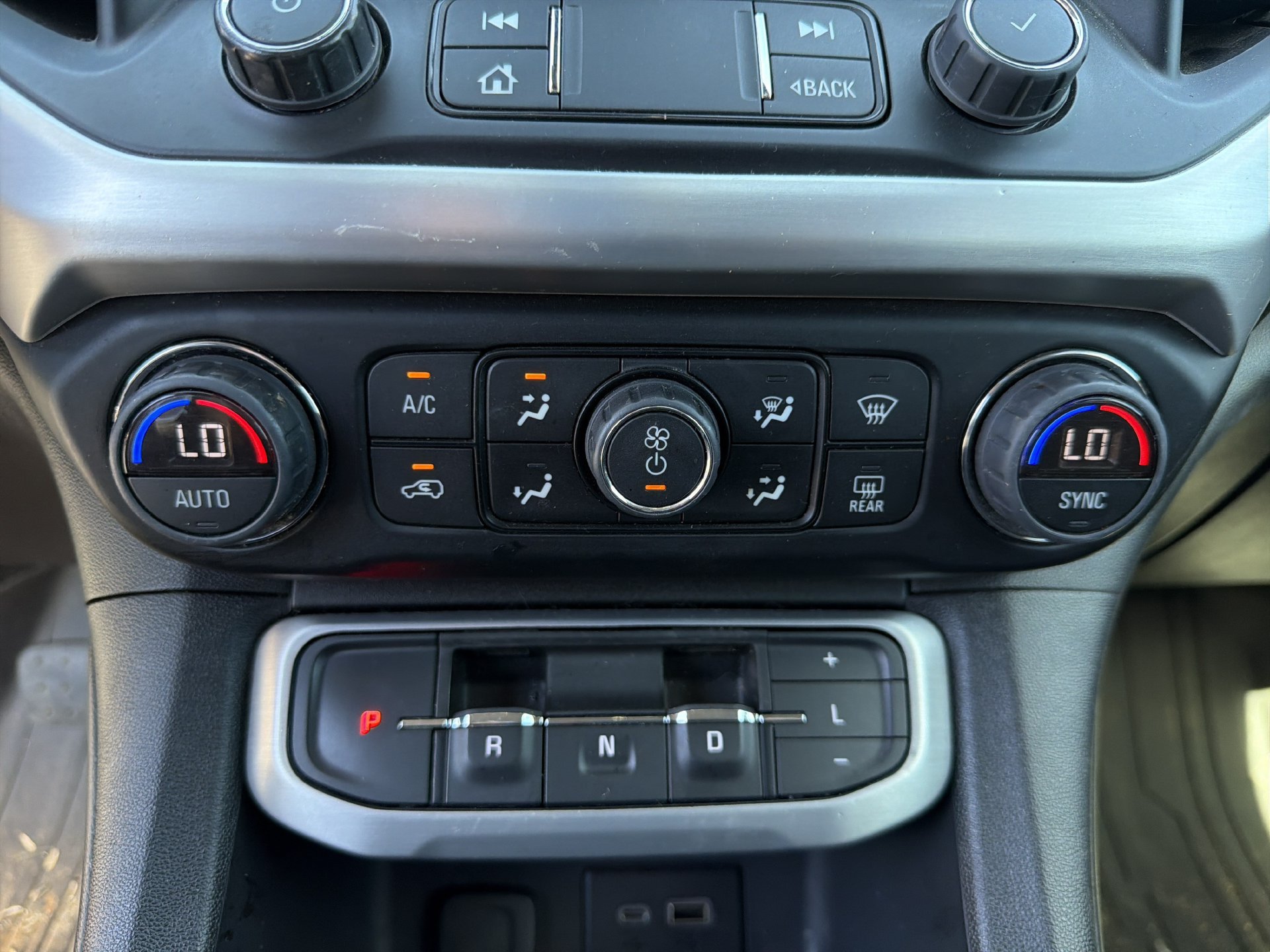 Used 2023 GMC Acadia SLE w/ Driver Convenience Package FWD image 5