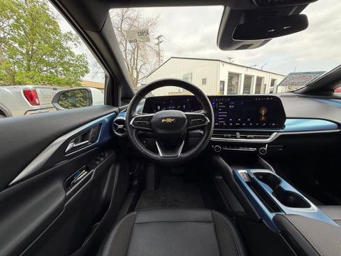 Used 2025 Chevrolet Equinox EV LT w/ Convenience Package FWD image 2