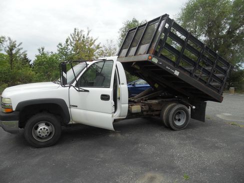 Used 2002 Chevrolet Silverado 3500 2WD Regular Cab image 1