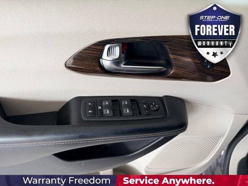 Used 2021 Chrysler Pacifica Limited AWD/4WD image 12