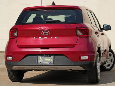 Used 2020 Hyundai Venue SE FWD image 4