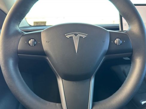 Used 2022 Tesla Model Y Long Range image 21