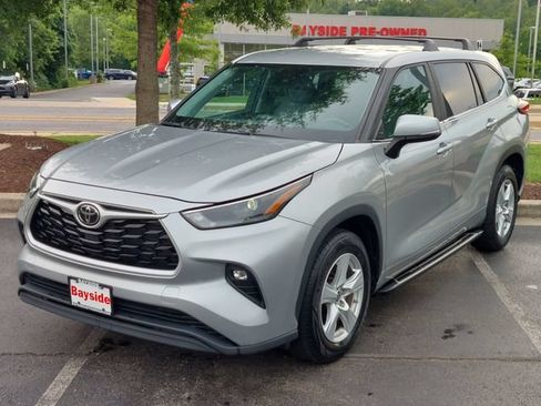 Used 2023 Toyota Highlander LE FWD image 5