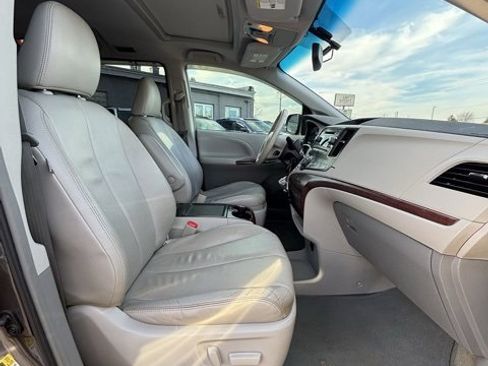 Used 2013 Toyota Sienna XLE image 13