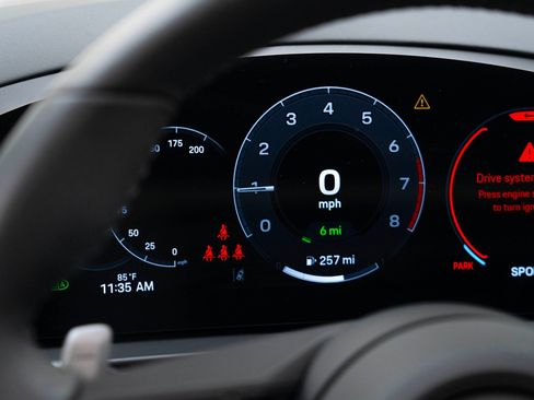 Used 2025 Porsche Cayenne S image 25