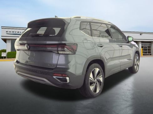 Used 2025 Volkswagen Taos SE image 4