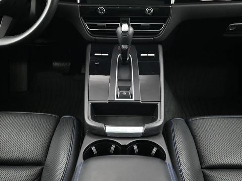 Certified 2022 Porsche Macan S AWD/4WD image 10