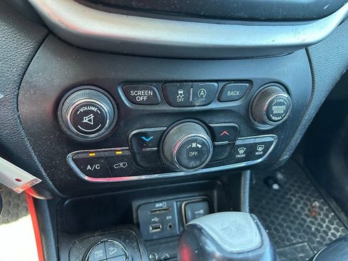 Used 2016 Jeep Cherokee Trailhawk w/ Leather Interior Group AWD/4WD image 27