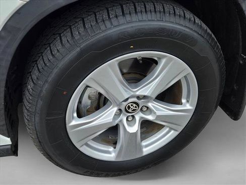 Used 2020 Toyota Highlander LE image 21