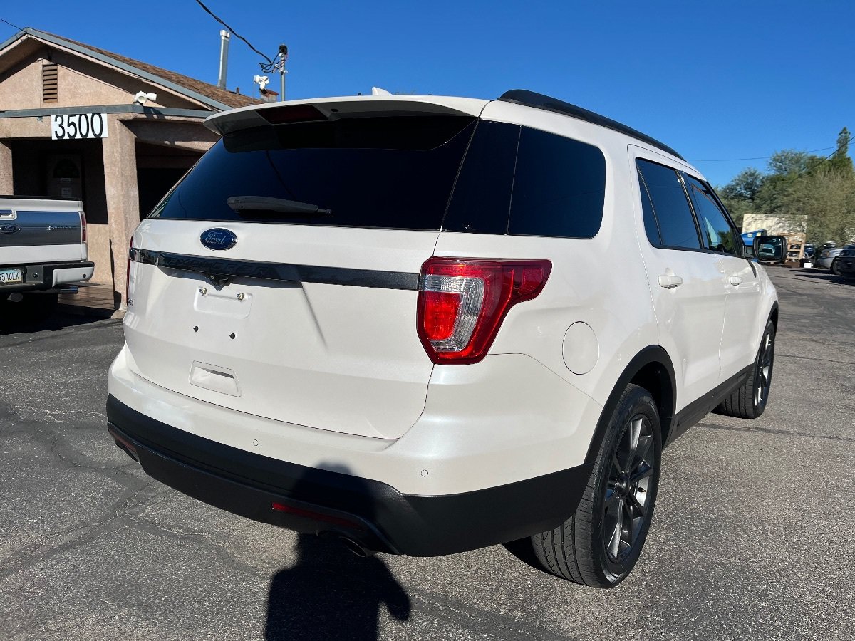 Used 2017 Ford Explorer XLT w/ Equipment Group 202A FWD image 5