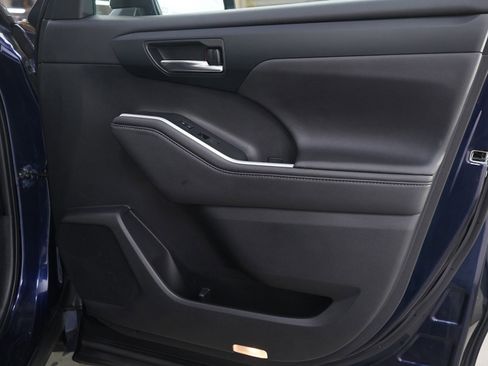 Used 2020 Toyota Highlander XLE image 11