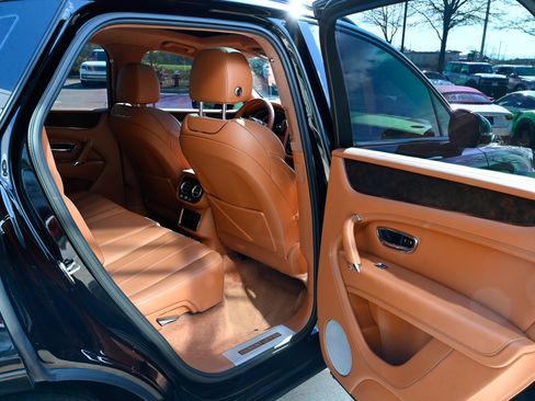 Used 2019 Bentley Bentayga AWD/4WD image 44