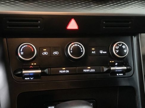Used 2024 Kia Carnival LX FWD image 22