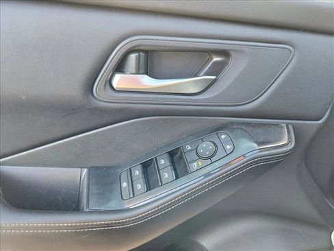 Used 2025 Nissan Rogue SV image 12