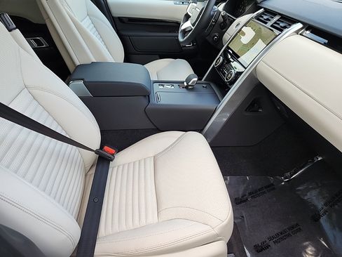 Used 2025 Land Rover Discovery S image 3