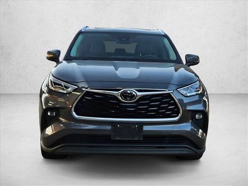 Used 2020 Toyota Highlander Limited FWD image 2