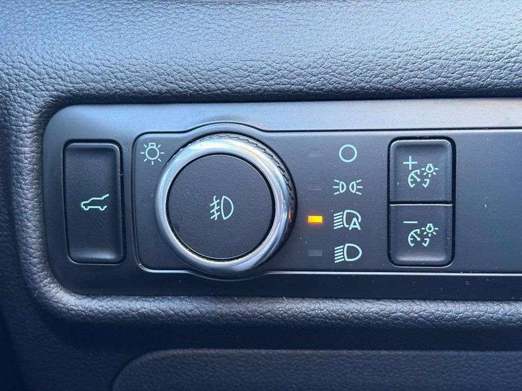 Used 2023 Ford Explorer XLT w/ Equipment Group 202A AWD/4WD image 33