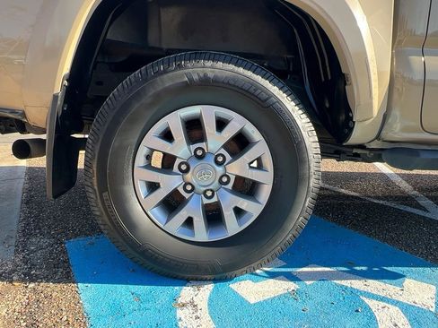 Used 2017 Toyota Tacoma SR5 image 29