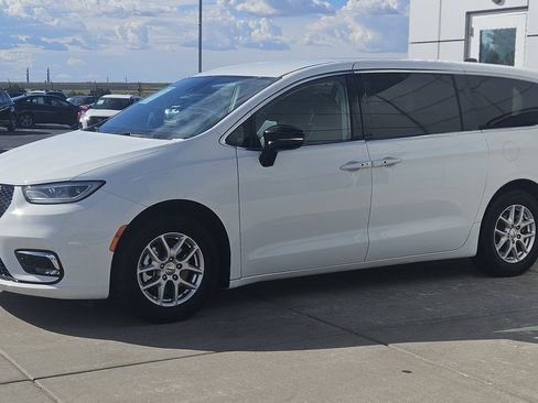 Used 2024 Chrysler Pacifica Touring-L FWD image 20