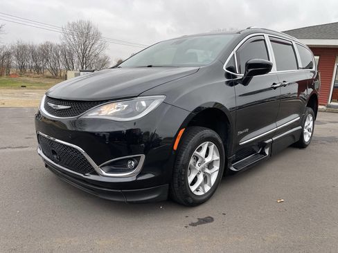 Used 2019 Chrysler Pacifica Touring-L image 7