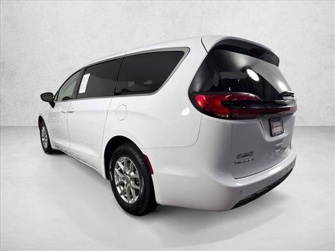 Used 2024 Chrysler Pacifica Touring-L FWD image 5