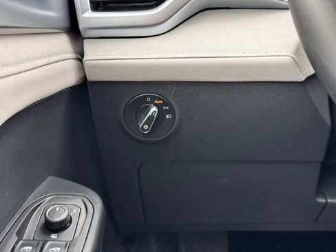 Used 2025 Volkswagen Taos SE image 33